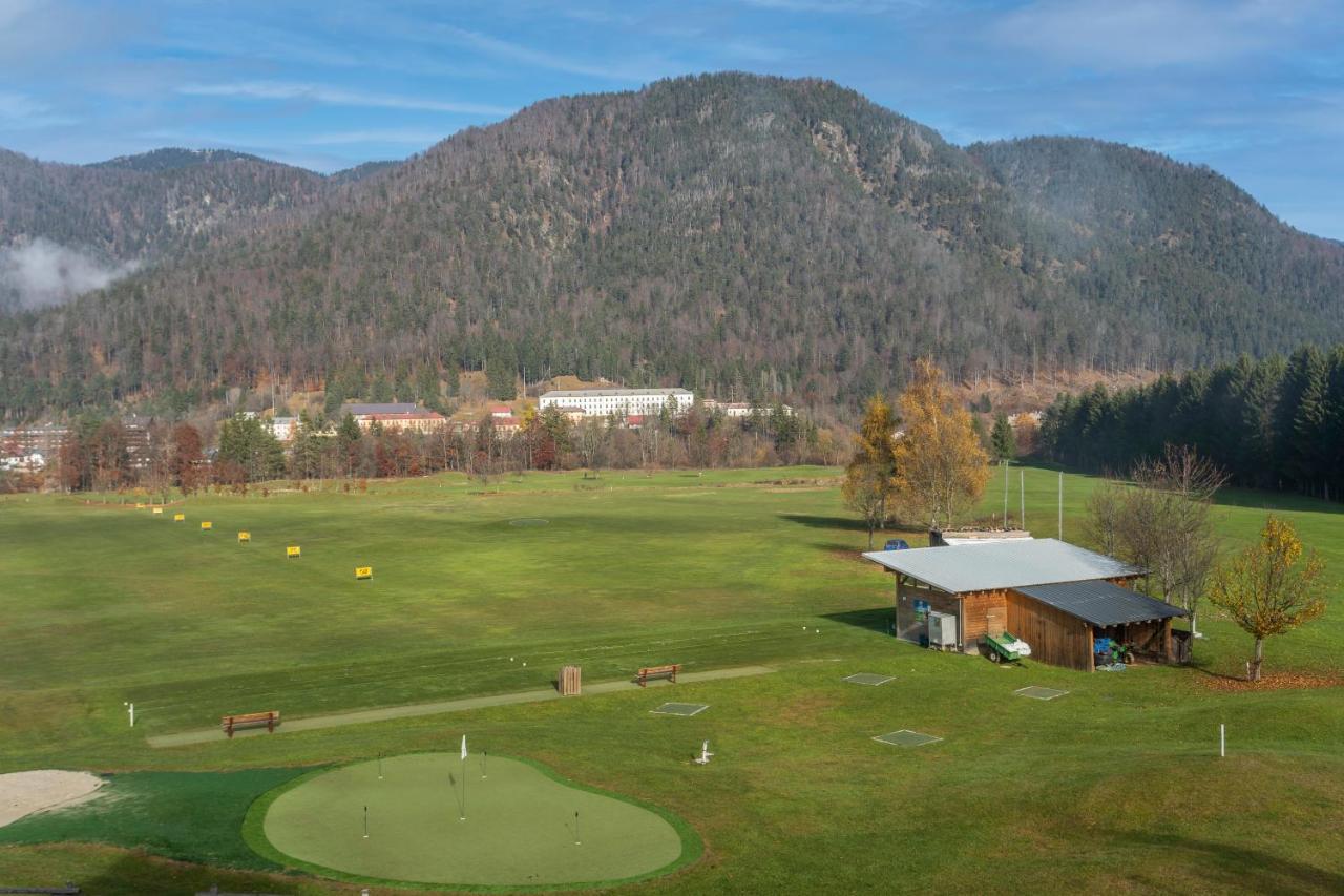 Golf View Apt With Parking And Mountain View! Apartment Tarvisio Bagian luar foto
